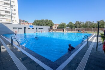 Un hombre se baña en