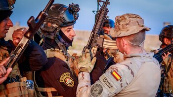 Militar español adiestra a un