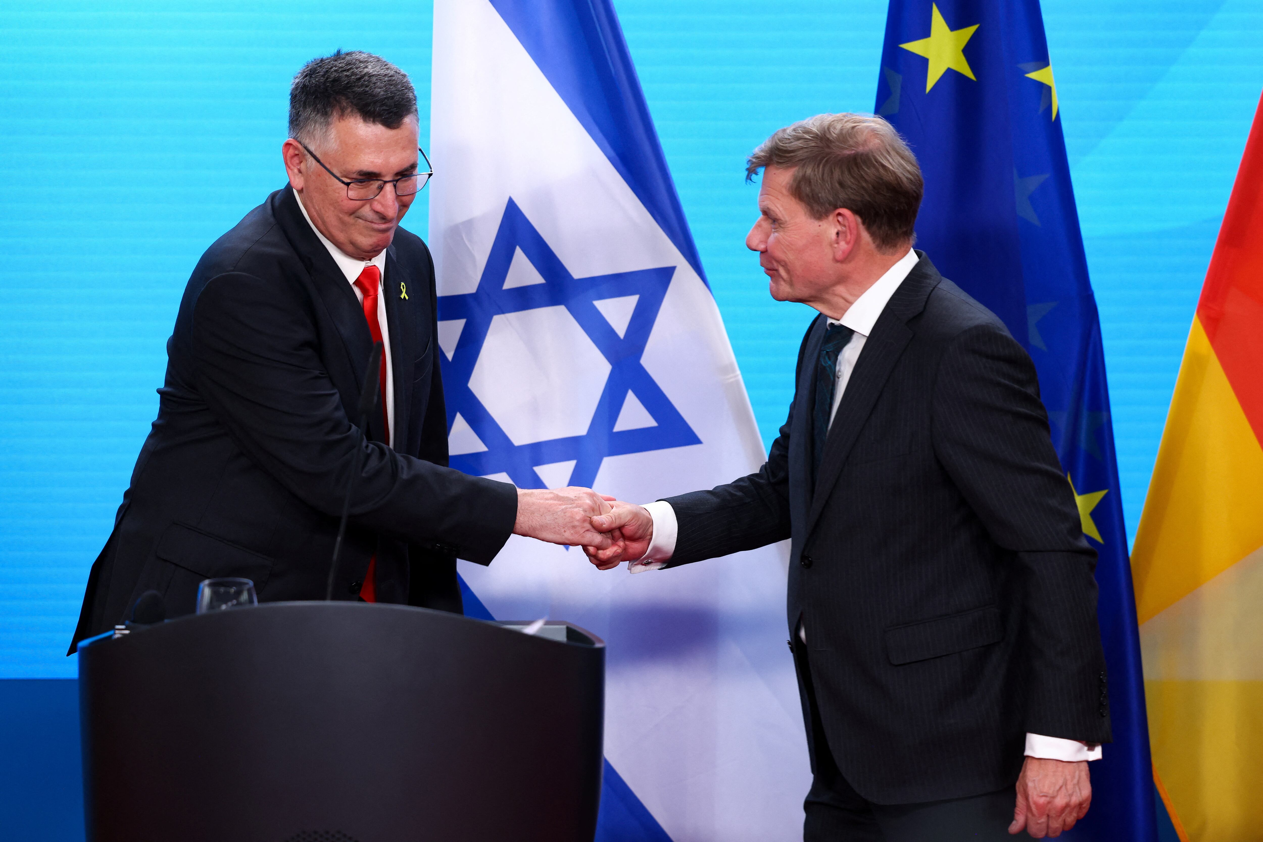 El ministro de Exteriores alemán, Johann Wadephul, y su homólogo israelí, Gideon Saar, se dan la mano en una conferencia de prensa en Berlín, Alemania, el 5 de junio de 2025. (REUTERS/Christian Mang)
