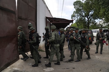 Soldados allanan el Centro Penitenciario de Tocorón, lugar de origen de la banda Tren de Aragua (AP/Archivo)