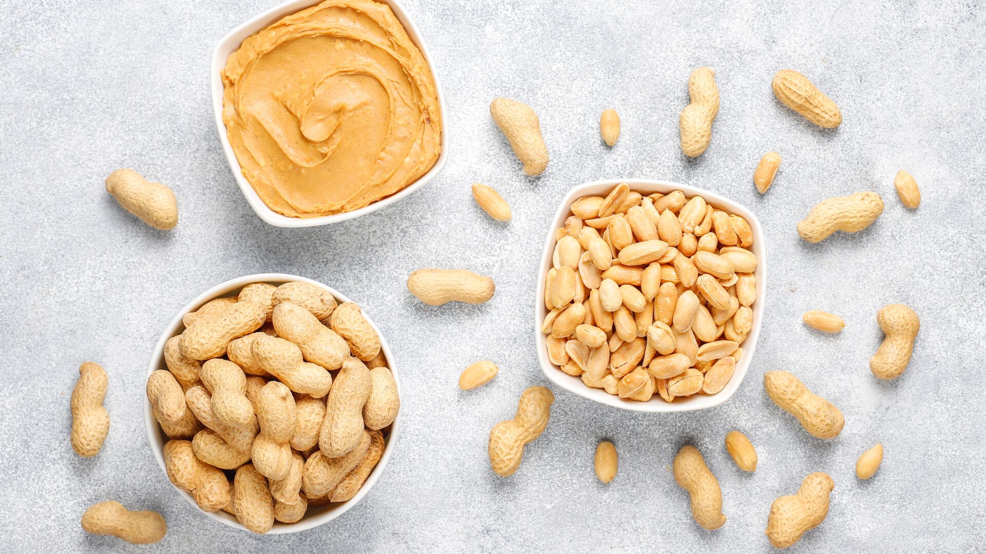 A menudo se considera que los maníes son menos saludables que los frutos secos como las almendras, pero eso no es necesariamente cierto (freepik)