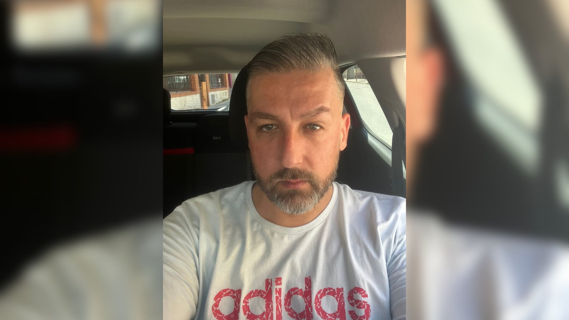 José Luis posa dentro de su coche. (Cedida)