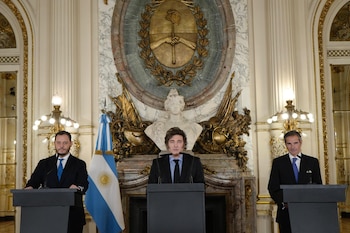 Milei, flanqueado por Demián Reidel