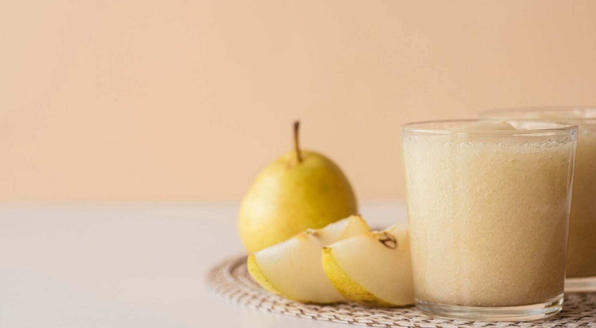 El contenido de agua y fibra de la pera brinda saciedad con un aporte de 100 calorías por unidad (Freepik)