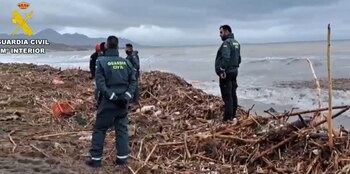 Agentes de la Guardia Civil en la orilla donde ha sido encontrado el cuerpo (Guardia Civil)