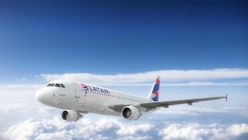 Avión de pasajeros blanco con el logotipo de LATAM en vuelo sobre nubes blancas bajo un cielo despejado