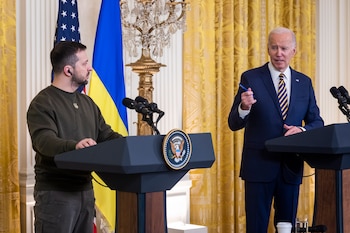 El mandatario ucraniano pidió al presidente Joe Biden que firme el paquete de asistencia a Kiev lo antes posible para coordinar esfuerzos y contrarrestar las agresiones de las fuerzas rusas (EFE)