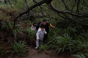 Migrantes chinos emergen de la