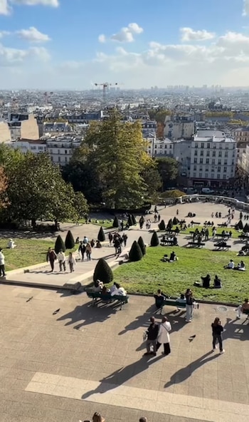 La vista panorámica de París desde los jardines de la Basílica del Sagrado Corazón