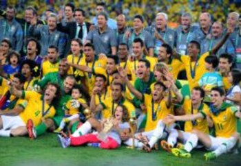 RIO DE JANEIRO, BRAZIL - JUNE 30: Brazil players celebrate with trophy after victory in the FIFA Confederations Cup Brazil 2013 Final match between Brazil and Spain at Maracana on June 30, 2013 in Rio de Janeiro, Brazil. (Photo by Michael Regan/Getty Images)