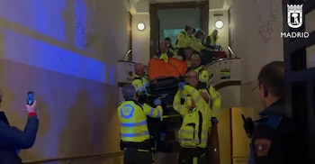 Los servicios de emergencia ayudando