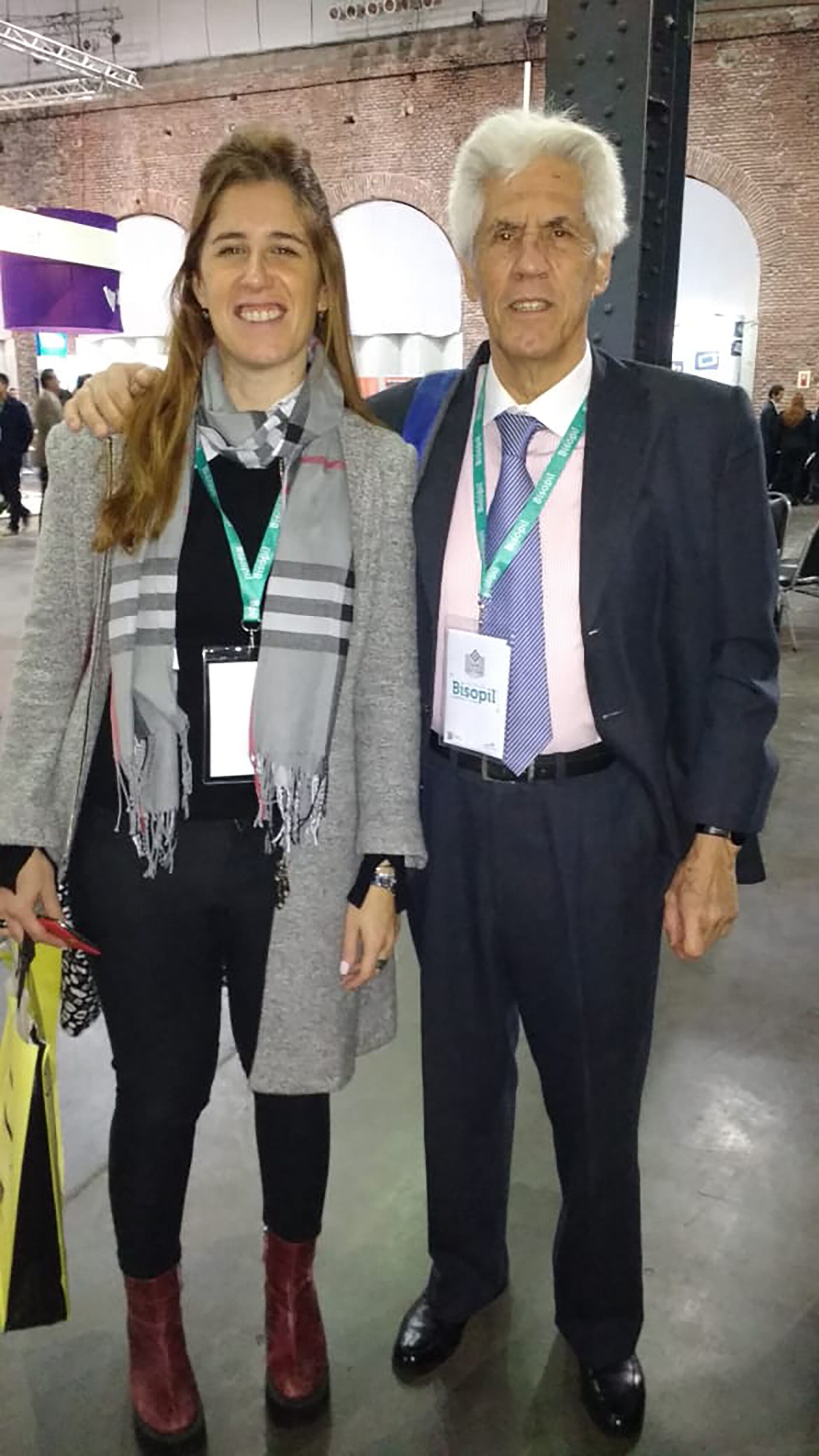 Lara Vozzi, médica e hija de Carlos, comparte con él la pasión por la medicina y el deporte, en un lazo que une generaciones a través del compromiso y la vocación.