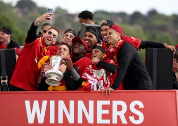 Diogo Jota y Luis Díaz