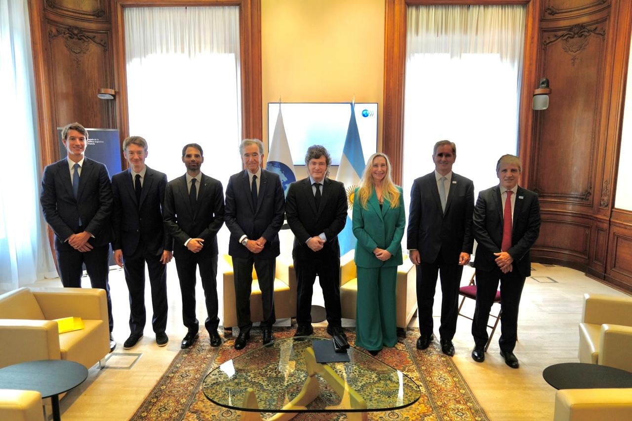 Las autoridades argentinas con el CEO de LVMH, Bernard Arnault