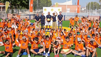 Xavi Simons inaugura su Cruyff Court en Rojales (Alicante), el pueblo donde creció
