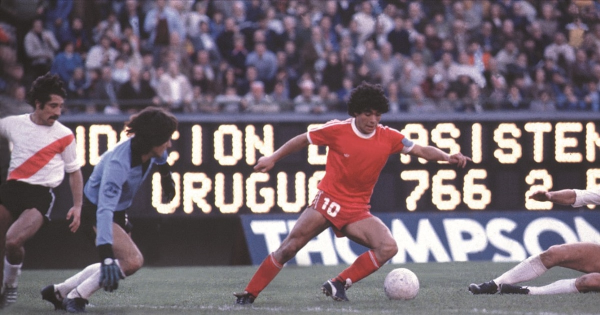 Image accompanying Se dieron a conocer imágenes inéditas de la primera vez que Diego Armando Maradona jugó en el Monumental, from Infobae