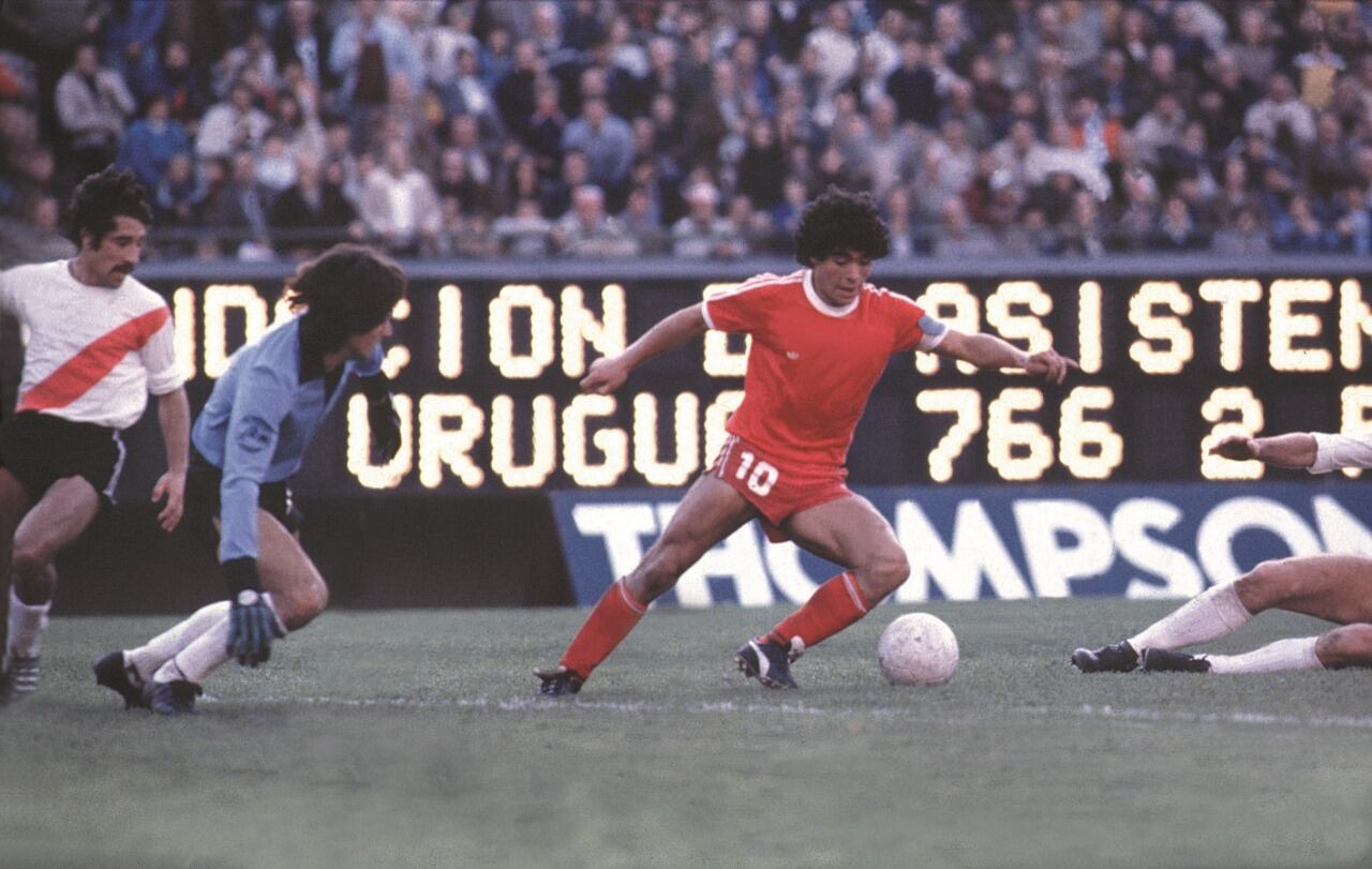 Diego Maradona le marcó dos goles a River Plate en su primera visita al estadio Monumental (Argentinos Juniors)