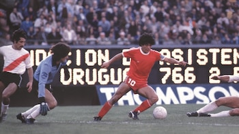 Se dieron a conocer imágenes inéditas de la primera vez que Diego Armando Maradona jugó en el Monumental