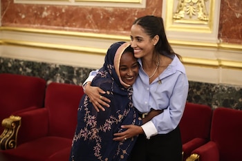 10/09/2026 La diputada de Sumar Tesh Sidi (d) durante un encuentro con saharauis en el Congreso de los Diputados, a 10 de septiembre de 2026, en Madrid (España). El Congreso da luz verde a la proposición de ley para conceder la nacionalidad española a los saharauis nacidos cuando el Sáhara Occidental se encontraba bajo administración española, una iniciativa que podría beneficiar a unas 80.000 personas y que se debate y vota en plena tensión con Marruecos por la crisis de Ceuta y después del varapalo judicial a la denominada 'ley de nietos'.
POLITICA
Eduardo Parra - Europa Press