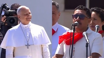 Imagen dividida mostrando al Papa León XIV sonriendo a la izquierda y a un hombre con gafas de sol y pañuelo rojo cantando en un micrófono a la derecha