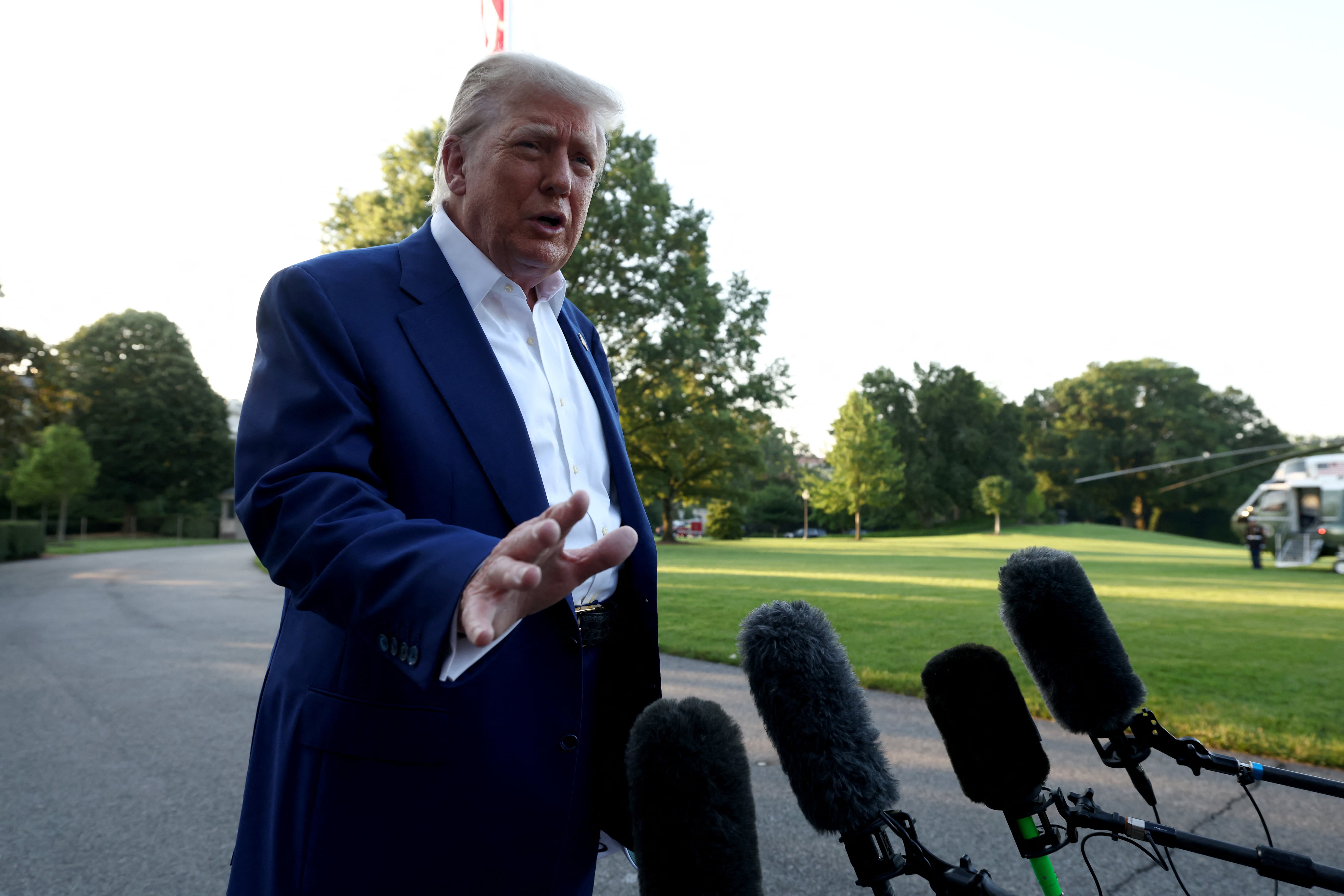Donald Trump le pidió a Israel que no bombardee a Irán pese a la violación del alto el fuego (REUTERS/Kevin Lamarque)