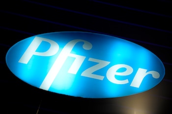 En la imagen, el logo de la farmacéutica Pfizer. EFE/EPA/Julien de Rosa/Archivo