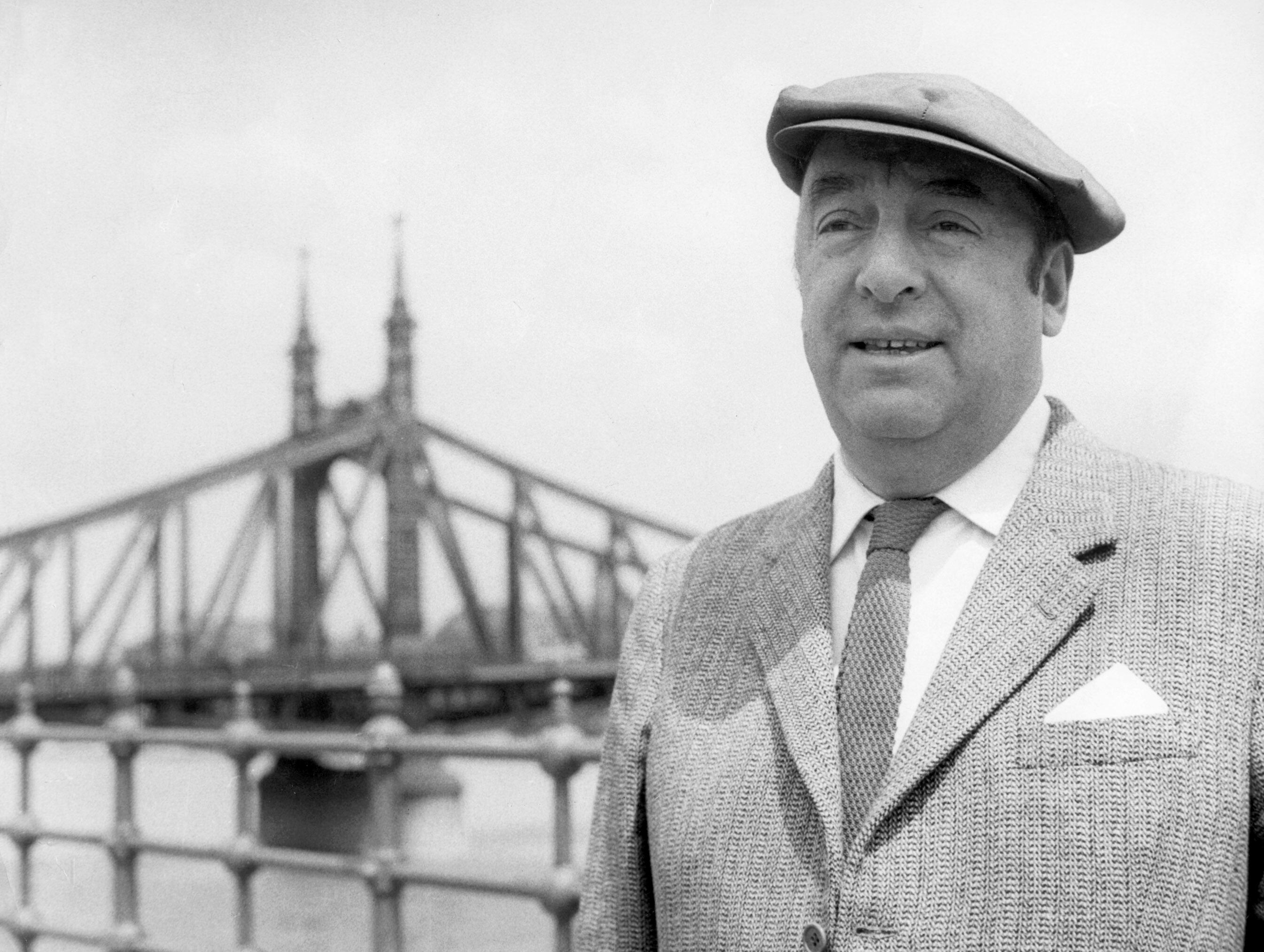 Pablo Neruda, escritor chileno: “El mejor poeta es el panadero más próximo, que no se cree Dios, que cumple con su majestuosa y humilde faena de entregar el pan de cada día” (EFE/MTI/Archivo)