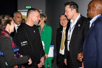 Elon Musk, a la derecha,