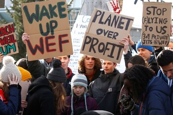 La activista sueca por el cambio climático Greta Thunberg participa en una protesta durante la 50a reunión anual del Foro Económico Mundial (en Davos, Suiza. 24 de enero de 2020. REUTERS/Denis Balibouse