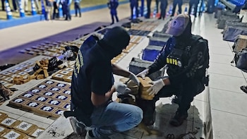 Las autoridades localizaron los paquetes después de que descendiera la marea en el sector. (Foto: Policía Nacional)