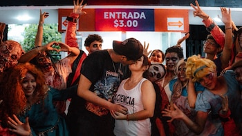 ¡El amor es más fuerte que el miedo! salvadoreña dijo “sí, acepto” entre monstruos y laberintos
