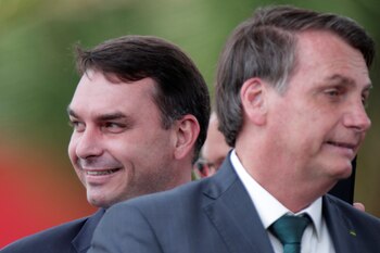 El senador Flavio Bolsonaro sonriente