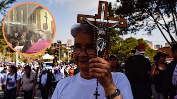 Ni Jorge Barón se atrevió a tanto: padre lanzó descomunal cantidad de agua a sus feligreses, sacaron hasta sombrillas