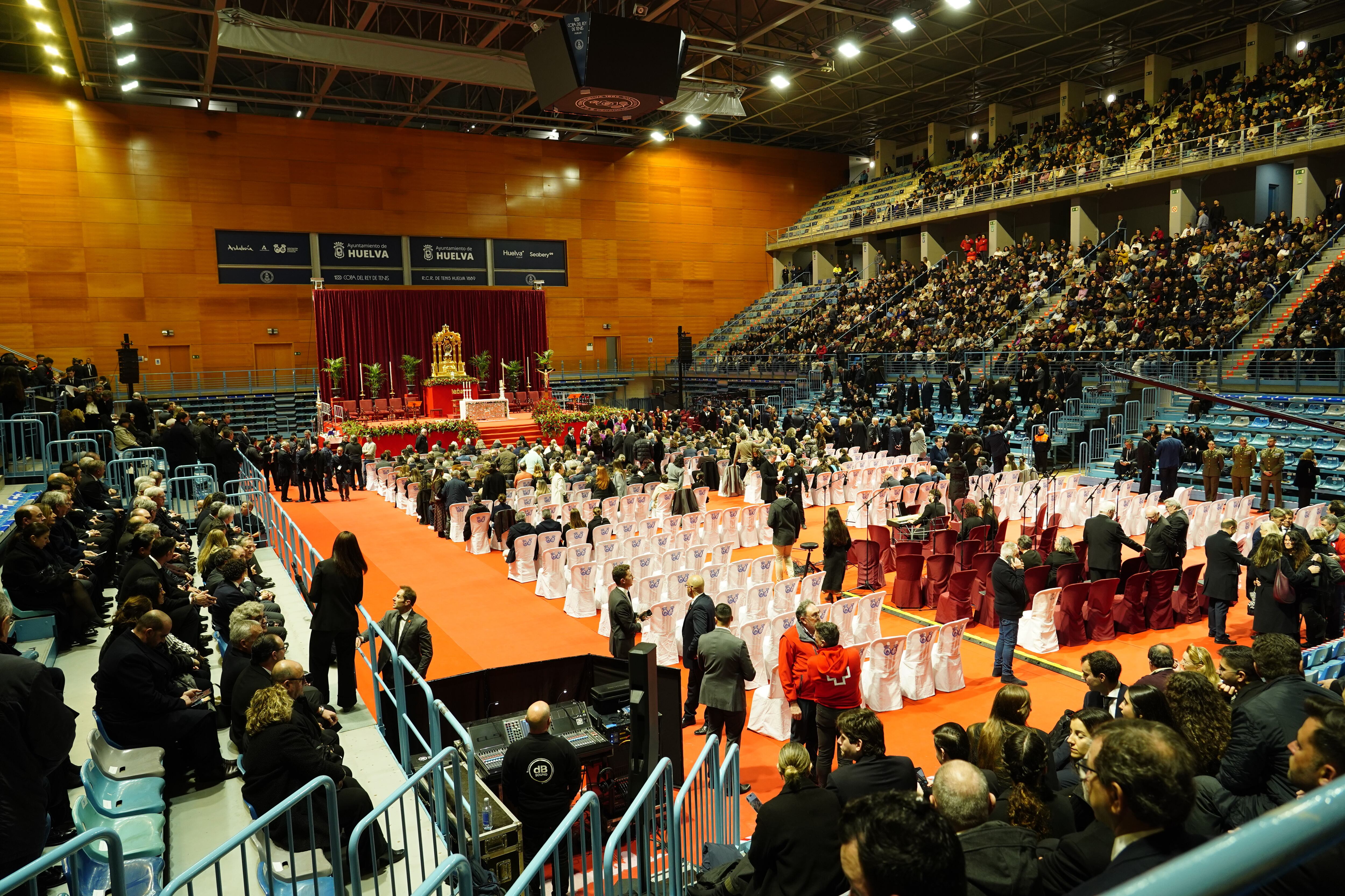 Interior del Palacio de Deportes Carolina Marín, donde ha transcurrido la misa funeral en memoria de las 45 personas fallecidas en el accidente ferroviario de Adamuz (Clara Carrasco / Europa Press)