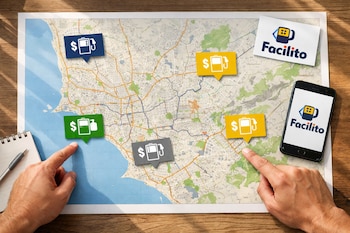 Dos manos señalan un mapa con cinco marcadores de precios de combustible. Un teléfono móvil y una tarjeta con el logo Facilito, un cuaderno y un bolígrafo.