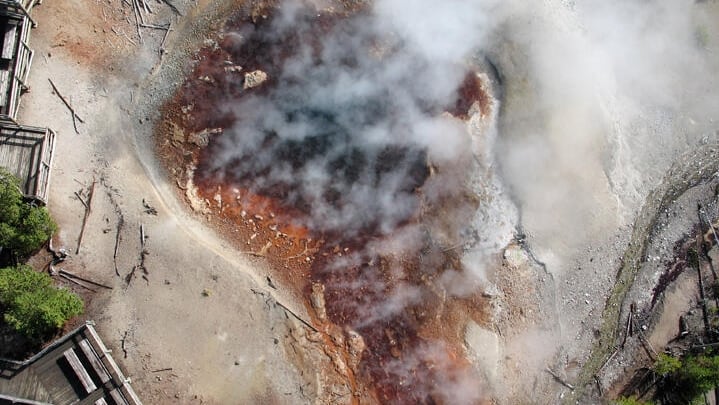 Erupciones, colores y misterio: así es el resurgir de Echinus, el géiser más ácido de Yellowstone
