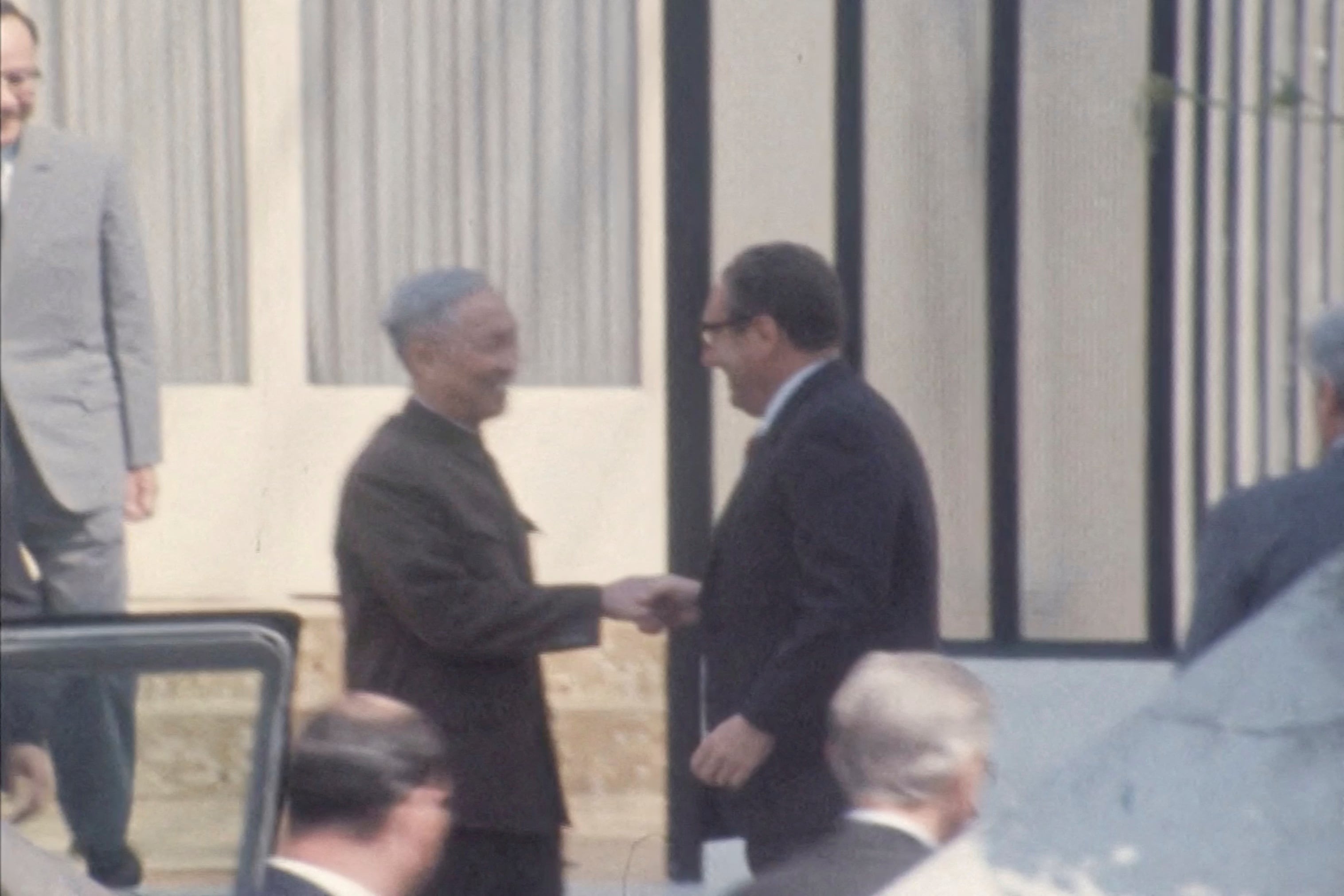 El saludo cordial entre Henry Kissinger y el integrante del Politburó de Vietnam del Norte, Le Duc Tho en un encuentro para negociar la paz en junio de 1973 (REUTERS)