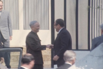 El saludo cordial entre Henry Kissinger y el integrante del Politburó de Vietnam del Norte, Le Duc Tho en un encuentro para negociar la paz en junio de 1973 (REUTERS)