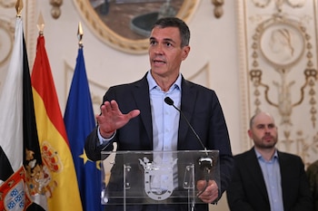 31/07/2026 El presidente del Gobierno, Pedro Sánchez, comparece ante los medios en la Asamblea de Ceuta, a 31 de julio de 2026, en Ceuta (España). Sánchez visita Ceuta, junto al ministro del Interior, para abordar la crisis migratoria desatada en la ciudad autónoma con la entrada sin control de miles de personas desde Marruecos.
POLITICA
Pool Moncloa/Borja Puig de la Bellacasa