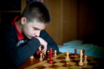 Los jugadores jóvenes de ajedrez