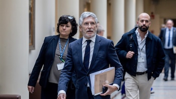 Marlaska defiende la regularización de migrantes y el PP avisa de un "coladero para sostener a Sánchez"