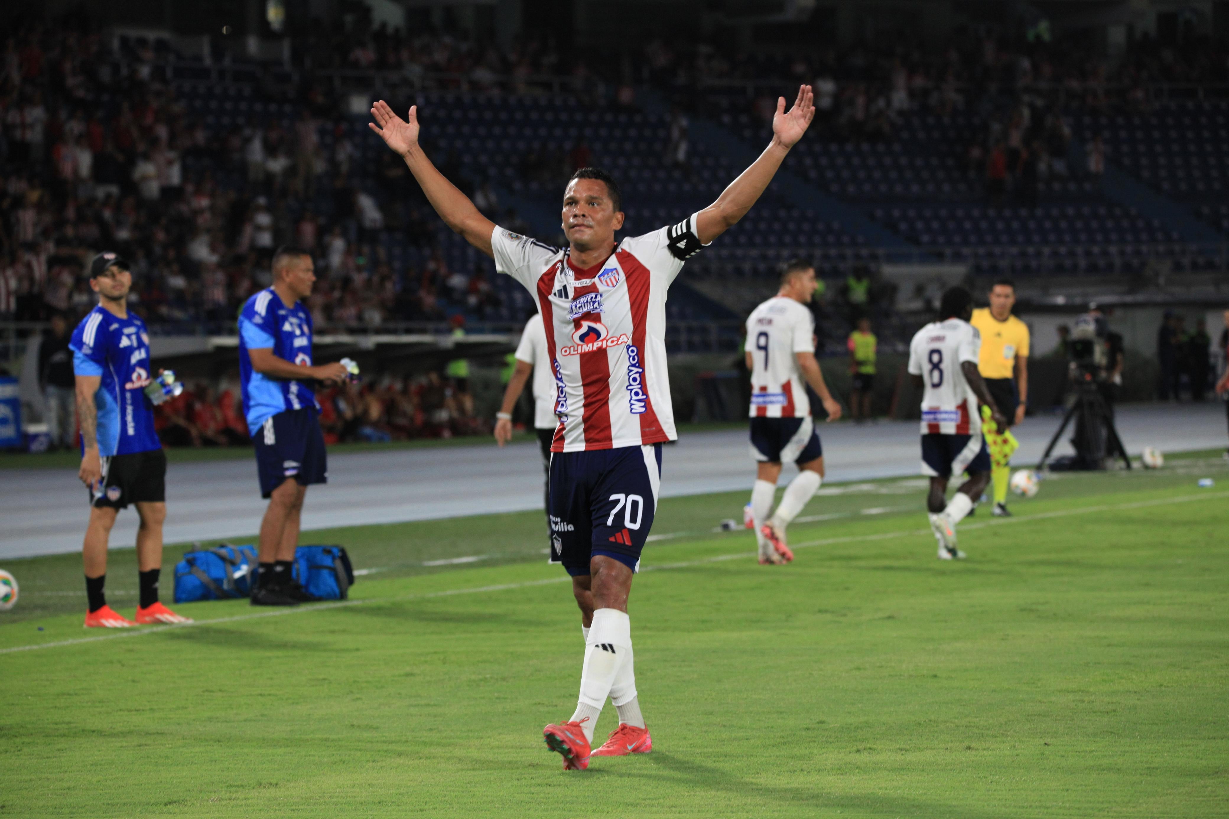 Carlos Bacca sufrió una lesión en el tobillo que lo sacó de Junior en el segundo semestre de 2025 - crédito Colprensa