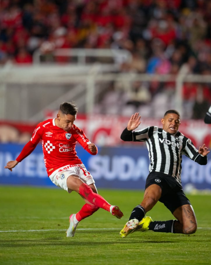 El entrenador de Cienciano consideró que la altura puede influir, pero remarcó que el resultado dependerá de cómo sus jugadores ejecuten un sistema basado en transiciones rápidas y juego directo. (Cienciano)
