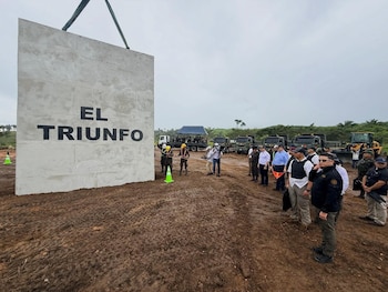 La administración encabezada por Bernardo Arévalo espera la resolución de un recurso judicial que mantiene detenida la obra, considerada parte fundamental en la estrategia nacional contra la criminalidad organizada y el fortalecimiento institucional. Fotografías: Ejército de Guatemala
