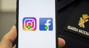 Mano sujetando un teléfono móvil que muestra los logotipos de Instagram y Facebook con escudos de seguridad, junto a un parche de la Guardia Nacional.