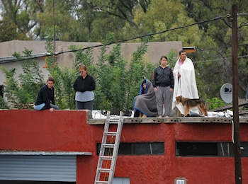 Gente sobre los techos de