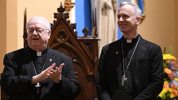 El Obispo Williams junto a