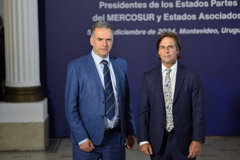 Lacalle Pou junto a su