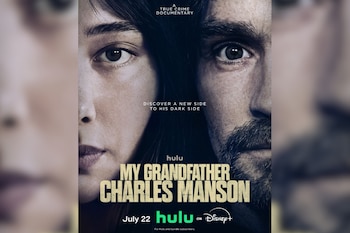 Póster con los rostros divididos de una mujer y un hombre, el título My Grandfather Charles Manson, y los logotipos de Hulu y Disney+