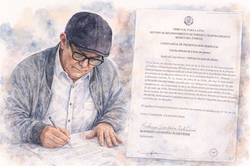 Ilustración de un hombre con gafas y gorra, firmando un documento con los títulos "Tribunal para la Paz" y "Constancia de Presentación Personal".